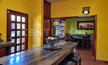 CASA EN VENTA, AMPLIA ESTILO COLIMOTA , ACABADOS ACABADOS EN MADERA DE LUJO