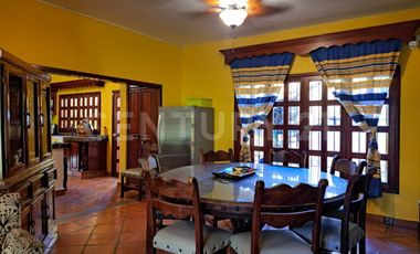 CASA EN VENTA, AMPLIA ESTILO COLIMOTA , ACABADOS ACABADOS EN MADERA DE LUJO