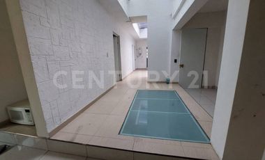 En venta ubicada en Av. Moleros