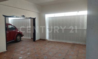 En venta ubicada en Av. Moleros