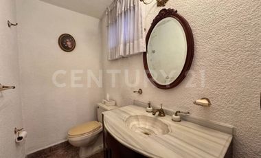 Casa amplia para actualizar con ubicación privilegiada en San Jerónimo Lídice