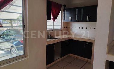 Casa en renta sobre la Av. Principal de la colonia Palo Alto