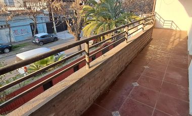 CASA APTA COMERCIAL EN SAN MIGUEL Y ESTACIONAMIENTOS