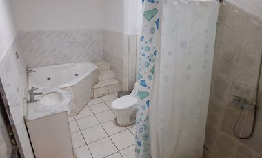 CASA APTA COMERCIAL EN SAN MIGUEL Y ESTACIONAMIENTOS