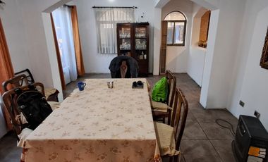 CASA APTA COMERCIAL EN SAN MIGUEL Y ESTACIONAMIENTOS