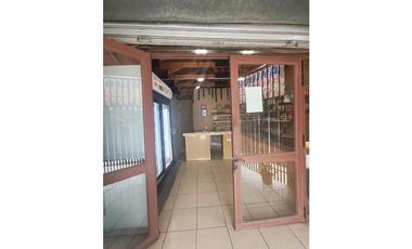 Casa con espacio comercial (comida rápida)