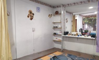 Casa con espacio comercial (comida rápida)