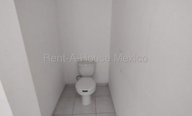 Local comercial en cumbres de Juriquilla, ubicado a pie de calle, en plaza de 5 locales y en zona residencial