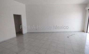 Local comercial en cumbres de Juriquilla, ubicado a pie de calle, en plaza de 5 locales y en zona residencial