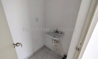 Local comercial en cumbres de Juriquilla, ubicado a pie de calle, en plaza de 5 locales y en zona residencial