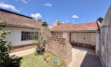 LATORRE PROP. VENDE CHALET 4 AMB CON PARQUE Y GARAGE