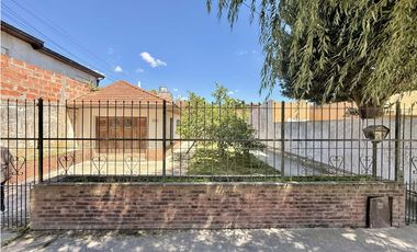 LATORRE PROP. VENDE CHALET 4 AMB CON PARQUE Y GARAGE