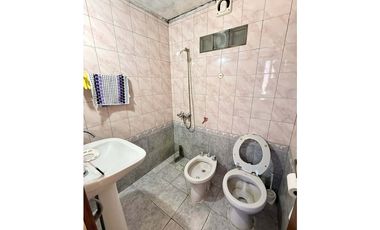 LATORRE PROP. VENDE CHALET 4 AMB CON PARQUE Y GARAGE