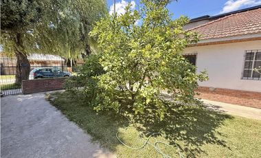 LATORRE PROP. VENDE CHALET 4 AMB CON PARQUE Y GARAGE