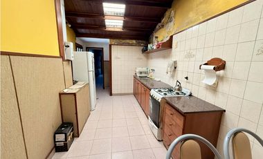 LATORRE PROP. VENDE CHALET 4 AMB CON PARQUE Y GARAGE