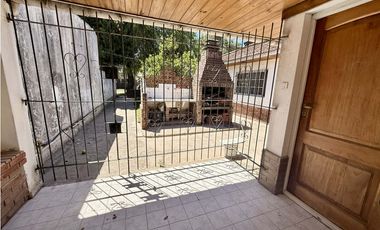 LATORRE PROP. VENDE CHALET 4 AMB CON PARQUE Y GARAGE