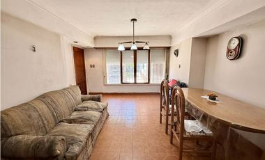 LATORRE PROP. VENDE CHALET 4 AMB CON PARQUE Y GARAGE