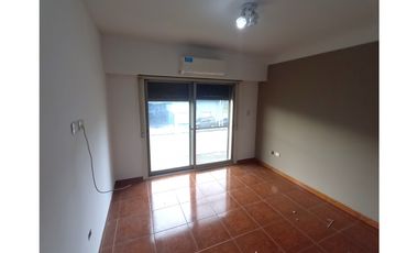 Gran Casa de Dos Plantas con Patio, Terraza y Cochera