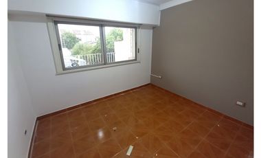 Gran Casa de Dos Plantas con Patio, Terraza y Cochera