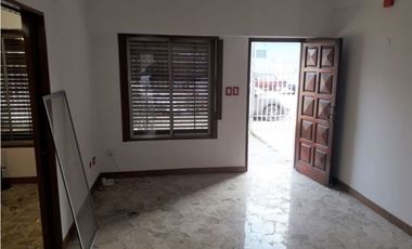 Gran Casa de Dos Plantas con Patio, Terraza y Cochera