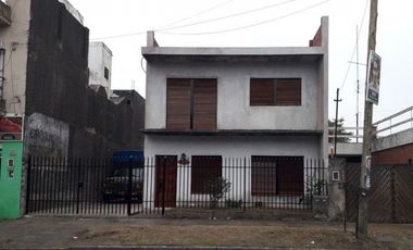Gran Casa de Dos Plantas con Patio, Terraza y Cochera