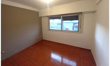 Gran Casa de Dos Plantas con Patio, Terraza y Cochera