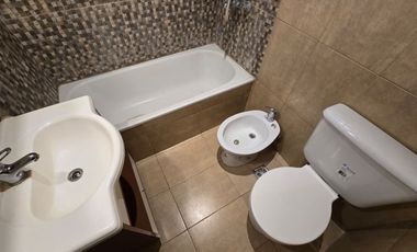 ALQUILER DE DEPARTAMENTO MONOAMBIENTE - CON COCHERA TECHADA - CONUNSPLIT- MONTE GRANDE CENTRO A 150 MS DE BOULEVARD BS AS