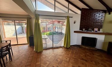 CASA SÓLIDA CON GRAN TERRENO