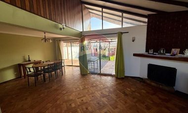 CASA SÓLIDA CON GRAN TERRENO