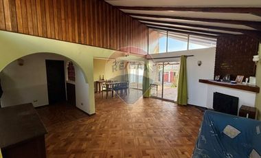 CASA SÓLIDA CON GRAN TERRENO