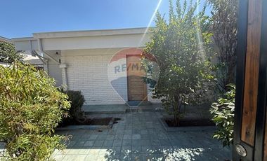 Casa renovada en La Reina: moderna y acogedora