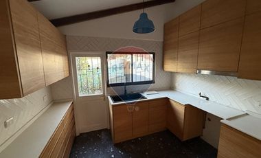 Casa renovada en La Reina: moderna y acogedora