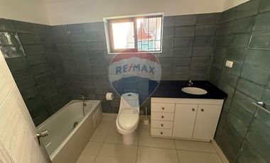 Casa renovada en La Reina: moderna y acogedora