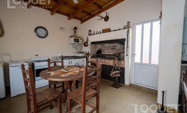 Casa de 3 dormitorios, pileta y cochera en Constituyentes