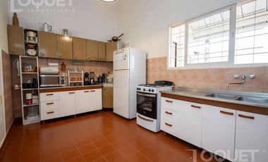 Casa de 3 dormitorios, pileta y cochera en Constituyentes