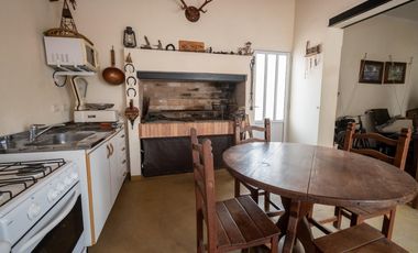 Casa de 3 dormitorios, pileta y cochera en Constituyentes