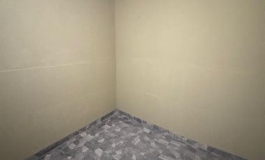 Casa muy bien ubicada, con dos habitaciones, baño, cocina comedor, patio chico. No se aceptan mascotas.-