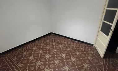 Casa muy bien ubicada, con dos habitaciones, baño, cocina comedor, patio chico. No se aceptan mascotas.-