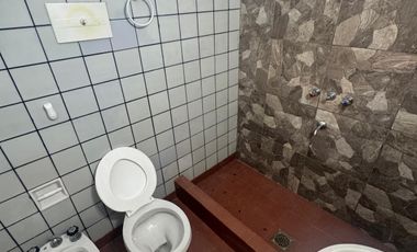 Casa muy bien ubicada, con dos habitaciones, baño, cocina comedor, patio chico. No se aceptan mascotas.-