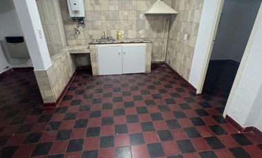 Casa muy bien ubicada, con dos habitaciones, baño, cocina comedor, patio chico. No se aceptan mascotas.-