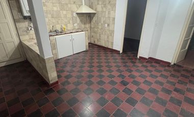 Casa muy bien ubicada, con dos habitaciones, baño, cocina comedor, patio chico. No se aceptan mascotas.-