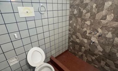 Casa muy bien ubicada, con dos habitaciones, baño, cocina comedor, patio chico. No se aceptan mascotas.-
