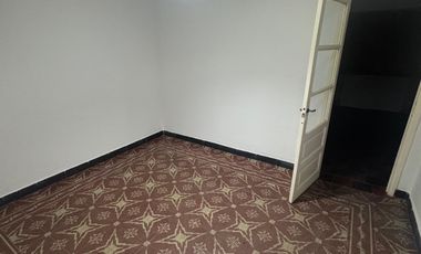 Casa muy bien ubicada, con dos habitaciones, baño, cocina comedor, patio chico. No se aceptan mascotas.-