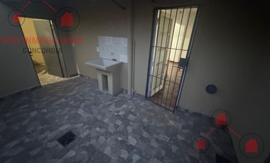 Casa muy bien ubicada, con dos habitaciones, baño, cocina comedor, patio chico. No se aceptan mascotas.-