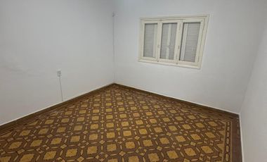 Casa muy bien ubicada, con dos habitaciones, baño, cocina comedor, patio chico. No se aceptan mascotas.-