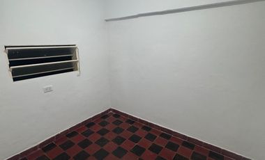 Casa muy bien ubicada, con dos habitaciones, baño, cocina comedor, patio chico. No se aceptan mascotas.-