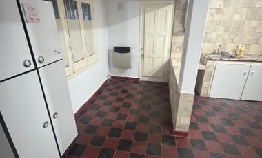 Casa muy bien ubicada, con dos habitaciones, baño, cocina comedor, patio chico. No se aceptan mascotas.-