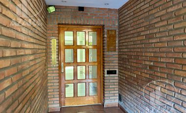 Departamento 2 ambientes, por escalera. A 2 cuadras de Estación de Tren