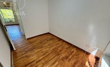 Departamento 2 ambientes, por escalera. A 2 cuadras de Estación de Tren