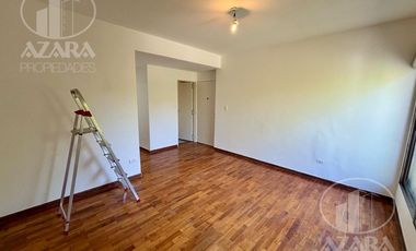 Departamento 2 ambientes, por escalera. A 2 cuadras de Estación de Tren